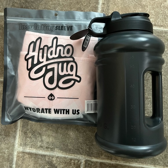 NWT black Hydrojug with pink leopard sleeve and strap - Picture 2 of 3